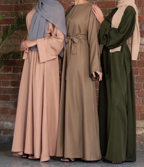 Jubah dengan potongan simpel dan warna solid